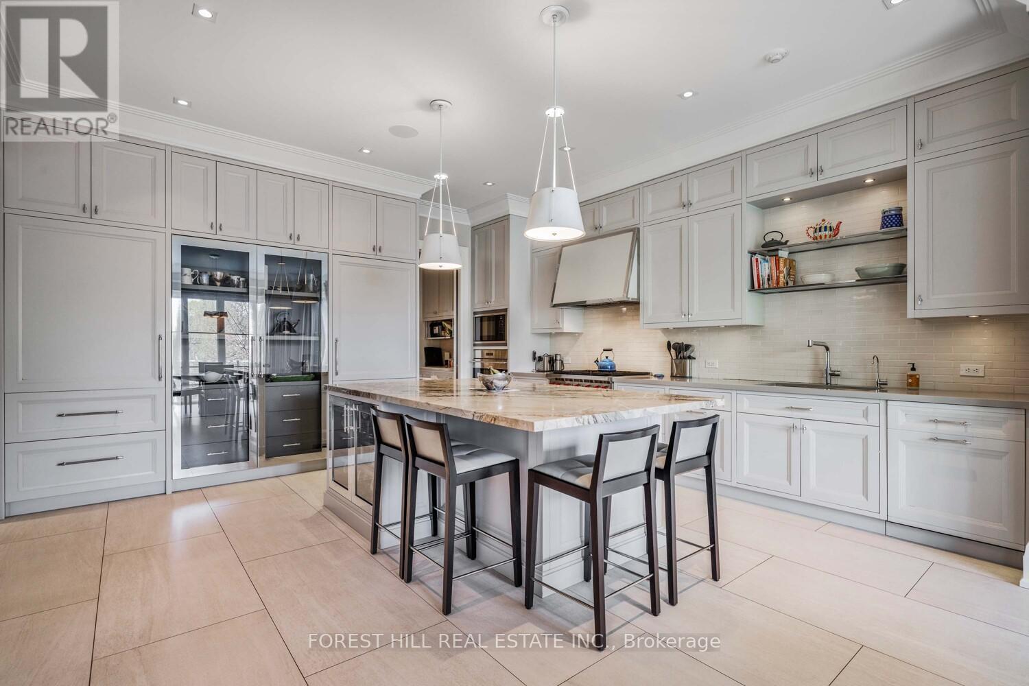 












221 DUNVEGAN ROAD

,
Toronto (Forest Hill South),




Ontario
M5P2P3

