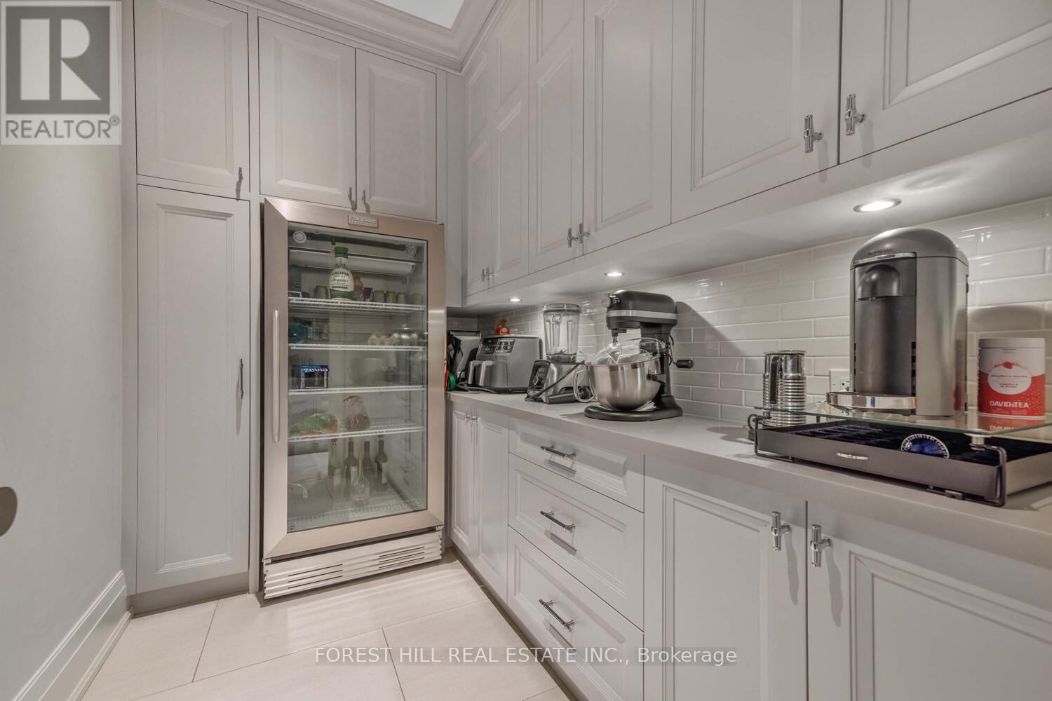












221 DUNVEGAN ROAD

,
Toronto (Forest Hill South),




Ontario
M5P2P3

