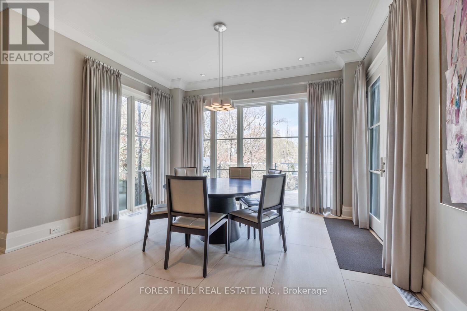 












221 DUNVEGAN ROAD

,
Toronto (Forest Hill South),




Ontario
M5P2P3

