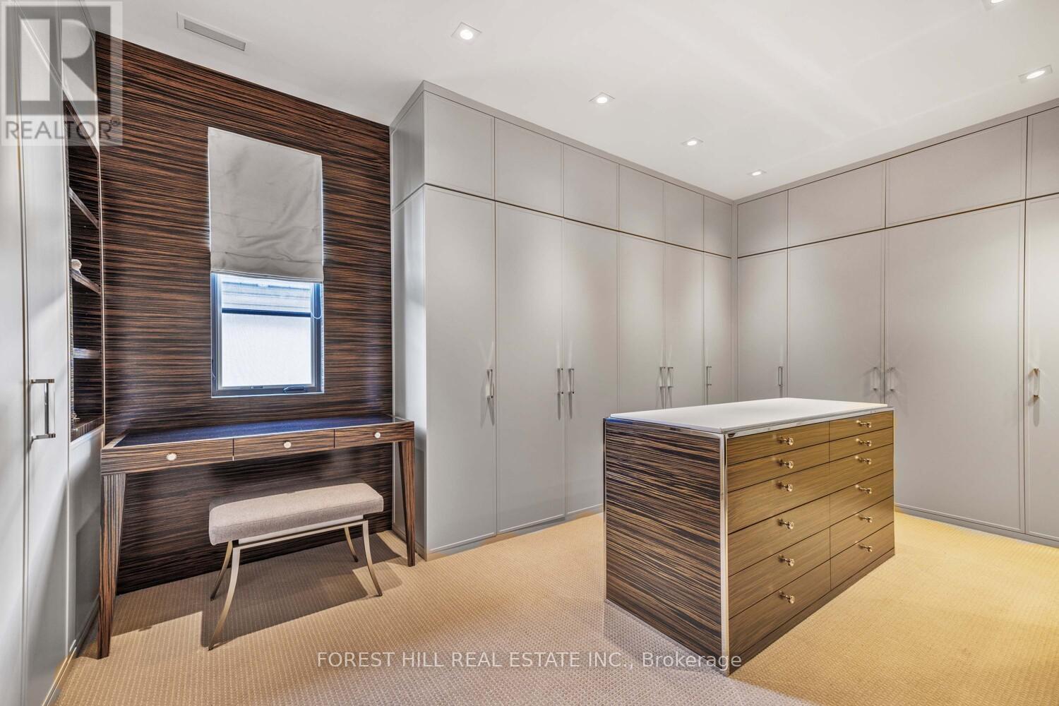 












221 DUNVEGAN ROAD

,
Toronto (Forest Hill South),




Ontario
M5P2P3

