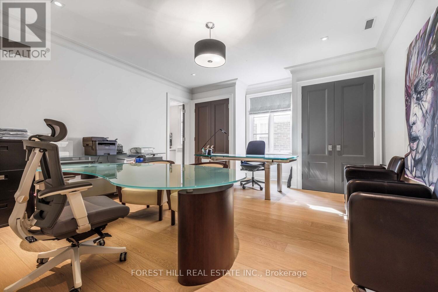 












221 DUNVEGAN ROAD

,
Toronto (Forest Hill South),




Ontario
M5P2P3

