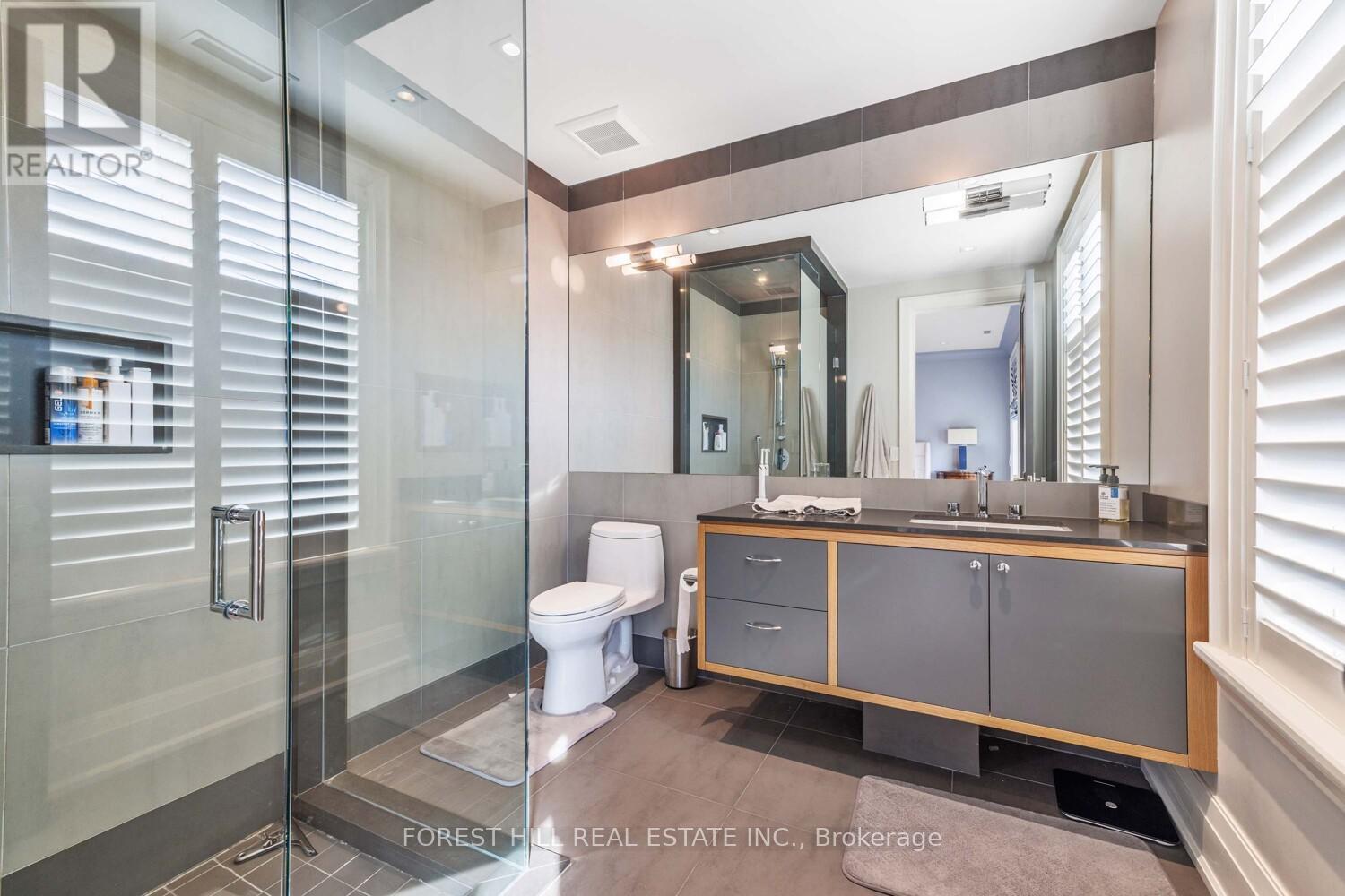 












221 DUNVEGAN ROAD

,
Toronto (Forest Hill South),




Ontario
M5P2P3

