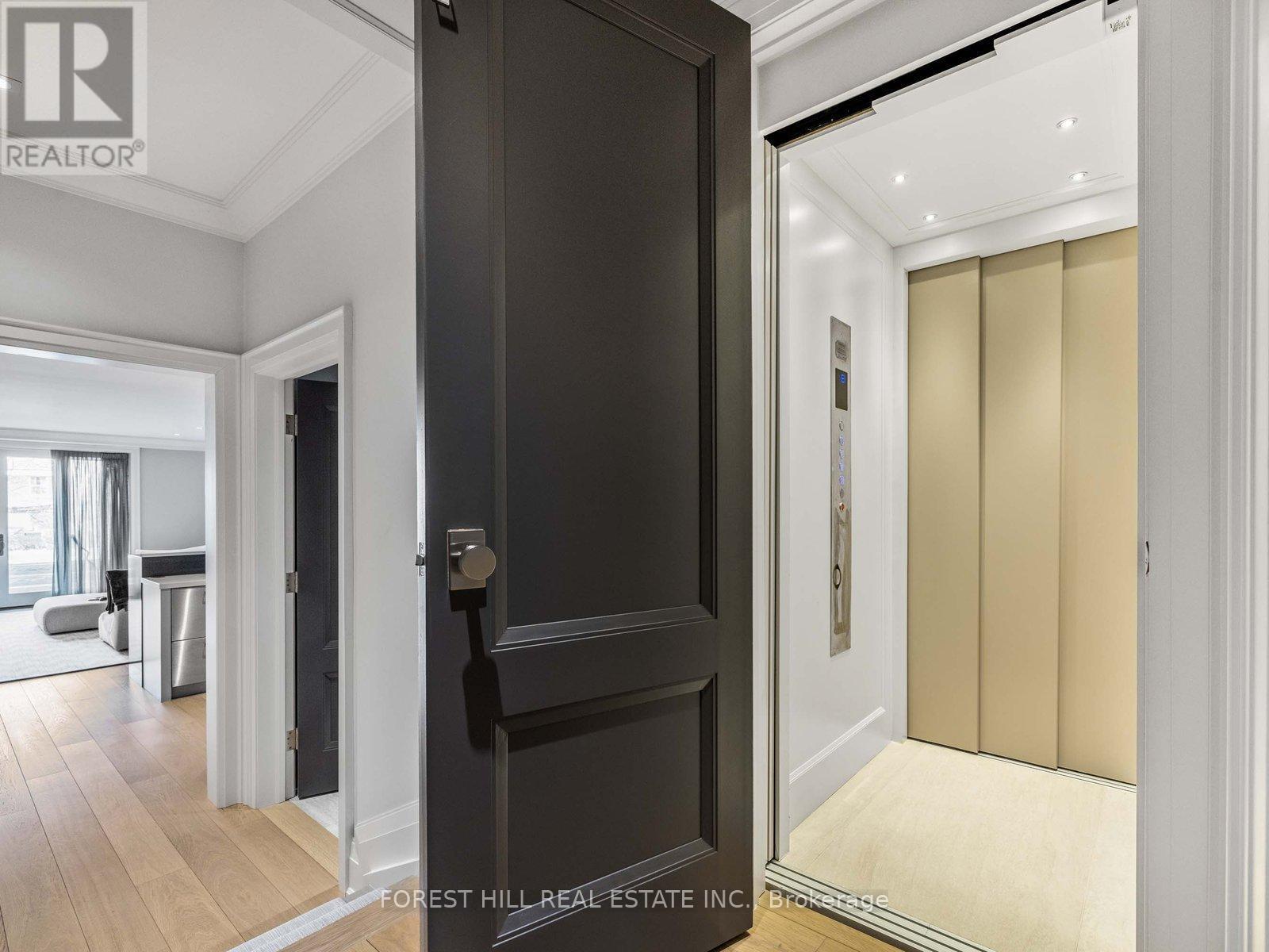 












221 DUNVEGAN ROAD

,
Toronto (Forest Hill South),




Ontario
M5P2P3

