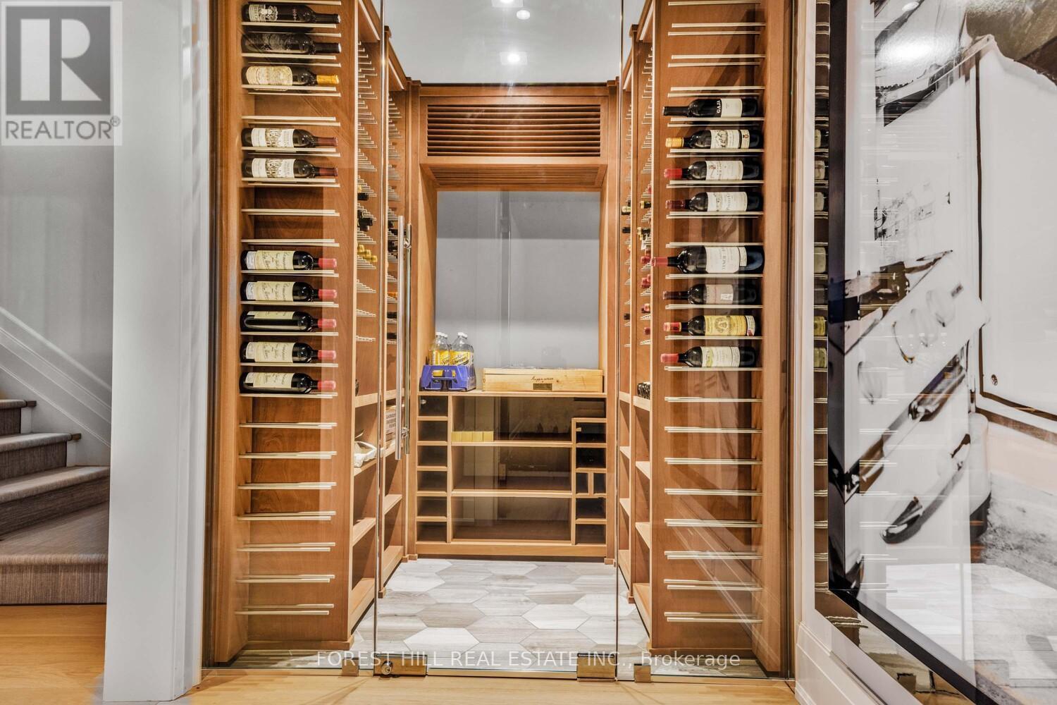 












221 DUNVEGAN ROAD

,
Toronto (Forest Hill South),




Ontario
M5P2P3


