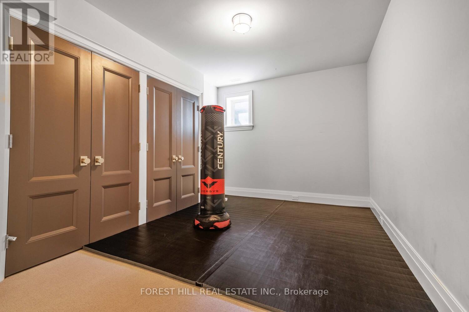 












221 DUNVEGAN ROAD

,
Toronto (Forest Hill South),




Ontario
M5P2P3

