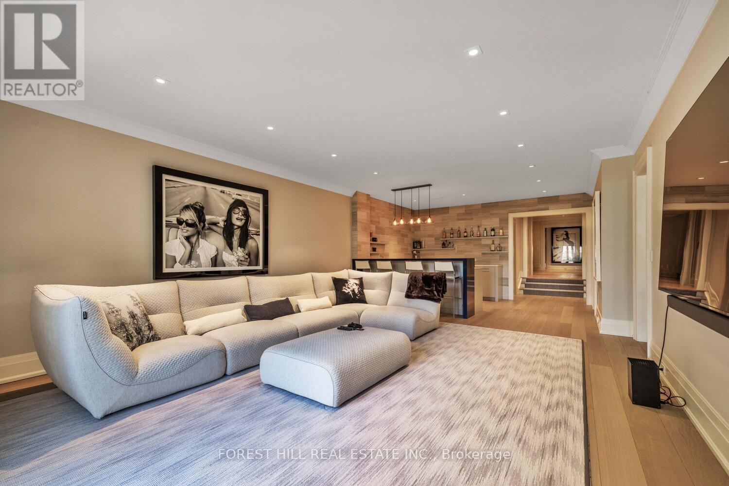 












221 DUNVEGAN ROAD

,
Toronto (Forest Hill South),




Ontario
M5P2P3

