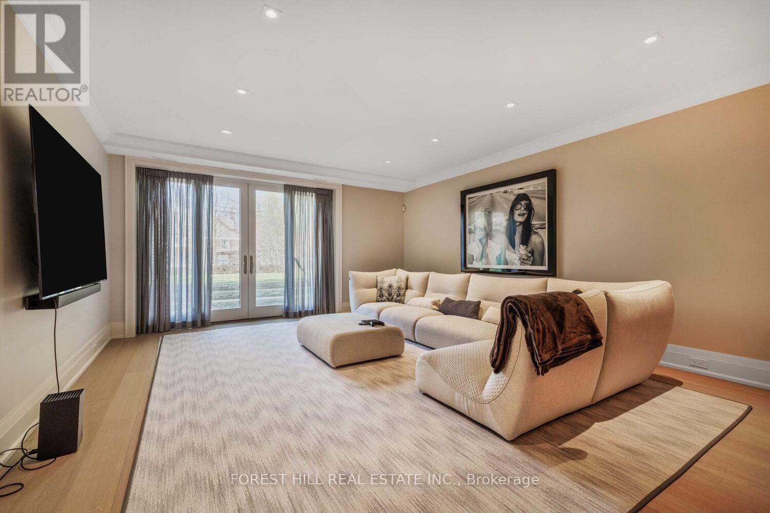 












221 DUNVEGAN ROAD

,
Toronto (Forest Hill South),




Ontario
M5P2P3

