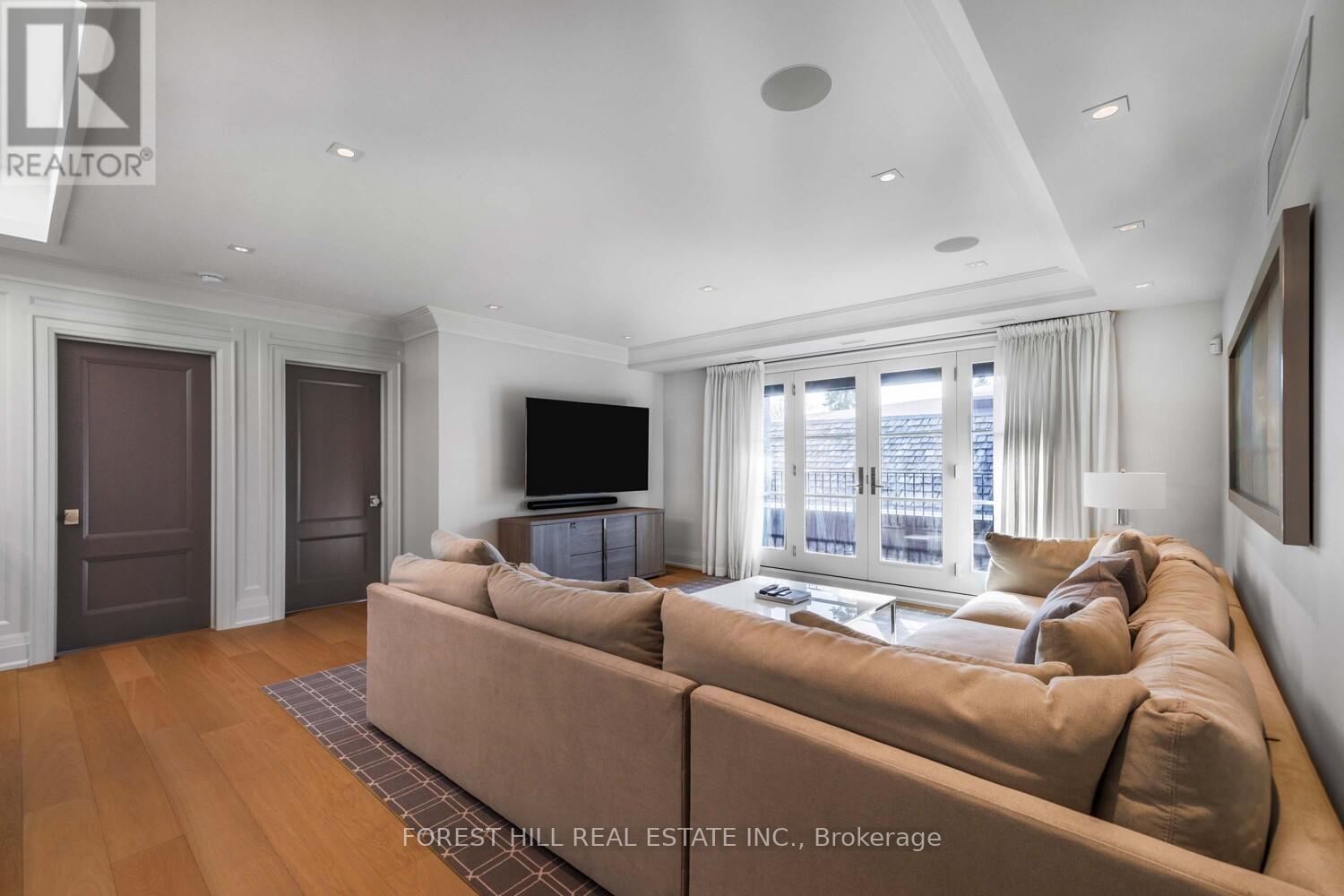 












221 DUNVEGAN ROAD

,
Toronto (Forest Hill South),




Ontario
M5P2P3

