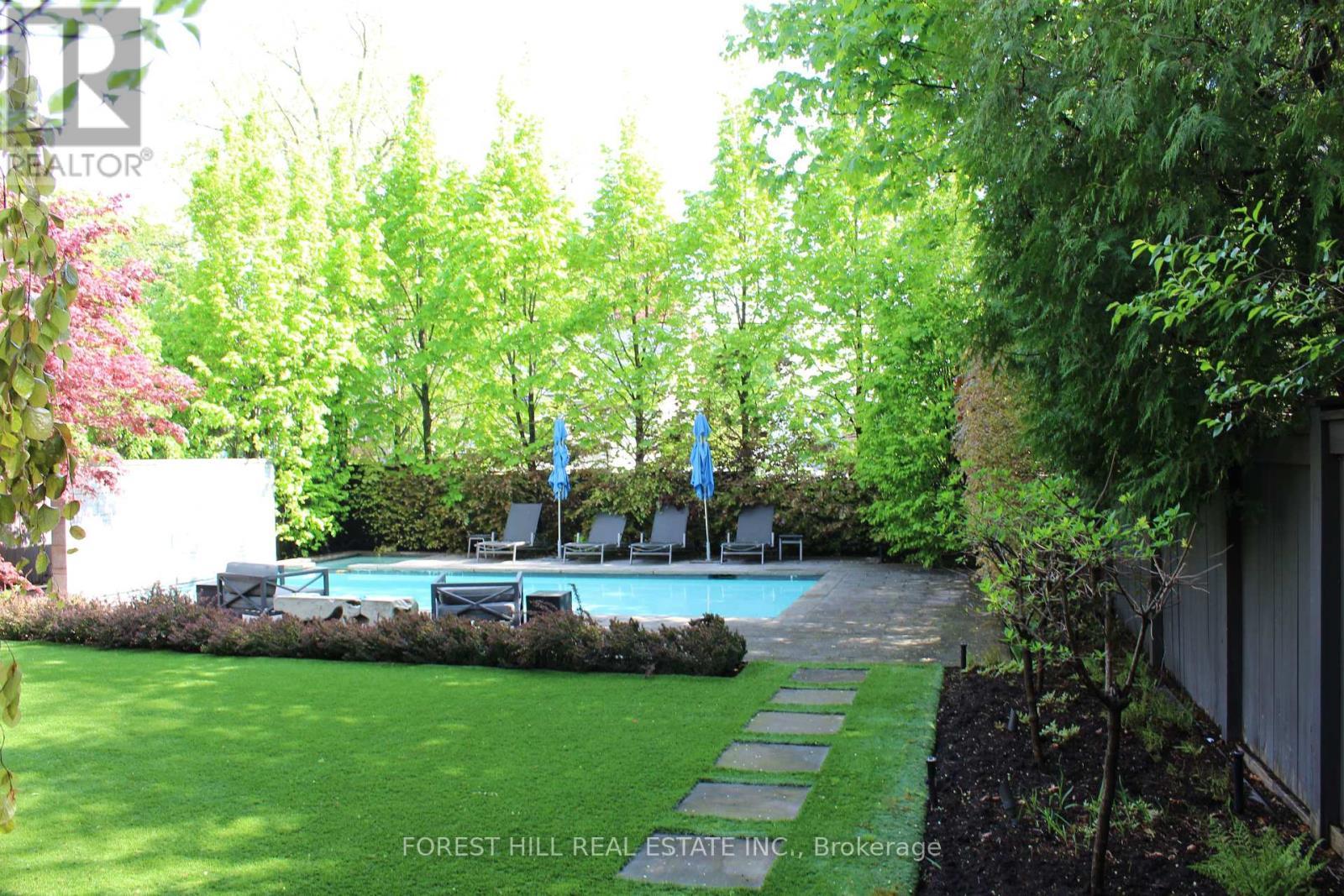 












221 DUNVEGAN ROAD

,
Toronto (Forest Hill South),




Ontario
M5P2P3

