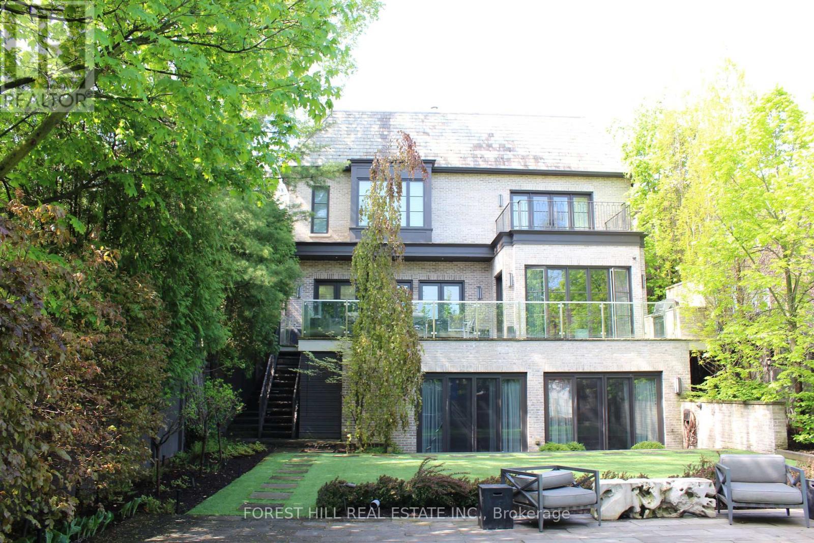 












221 DUNVEGAN ROAD

,
Toronto (Forest Hill South),




Ontario
M5P2P3

