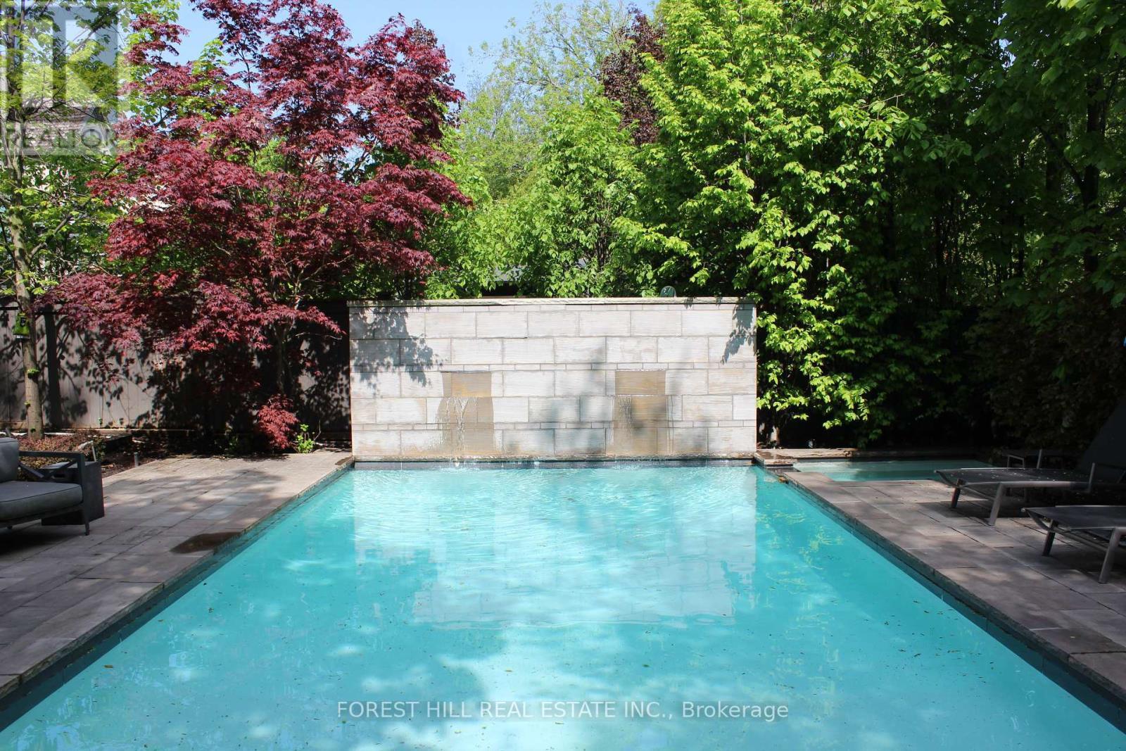 












221 DUNVEGAN ROAD

,
Toronto (Forest Hill South),




Ontario
M5P2P3

