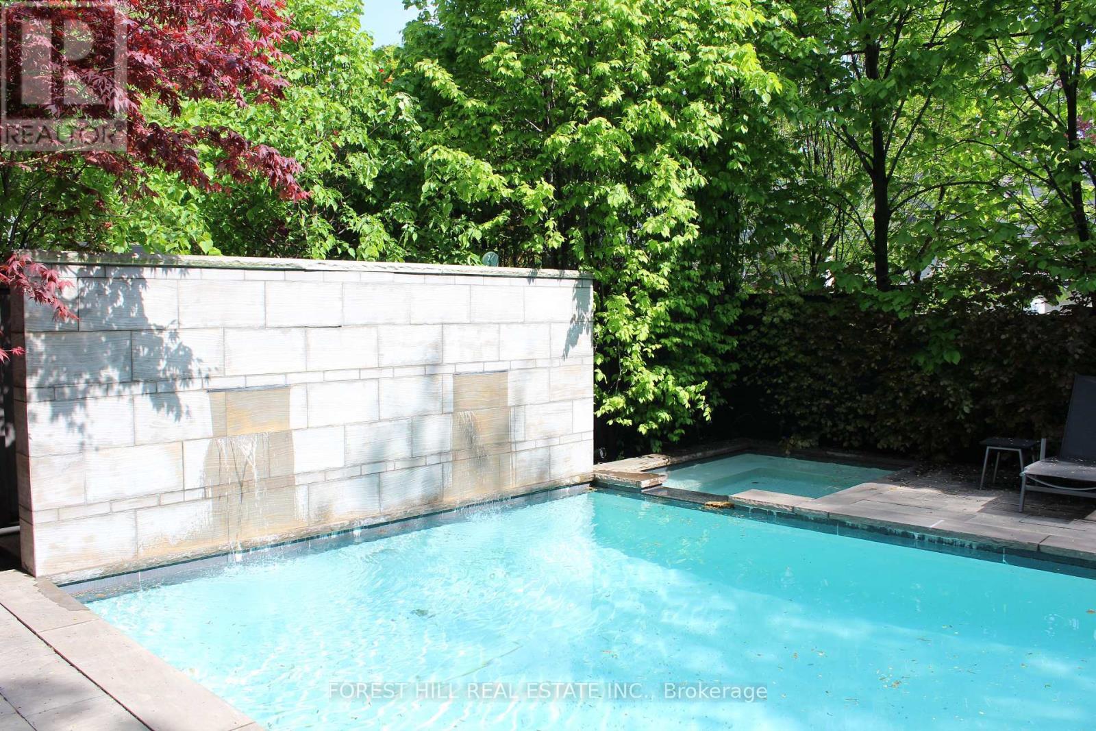 












221 DUNVEGAN ROAD

,
Toronto (Forest Hill South),




Ontario
M5P2P3

