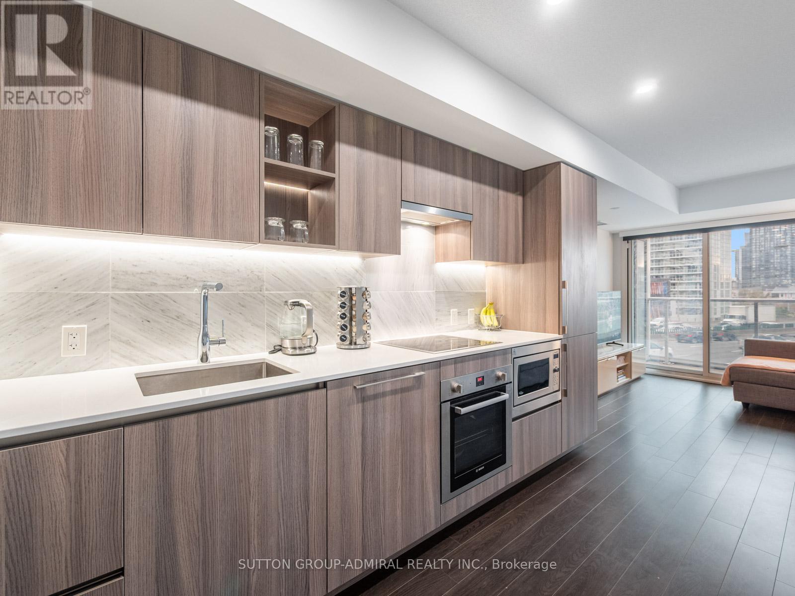 












706 - 19 BATHURST STREET

,
Toronto (Waterfront Communities),




Ontario
M5V0N2

