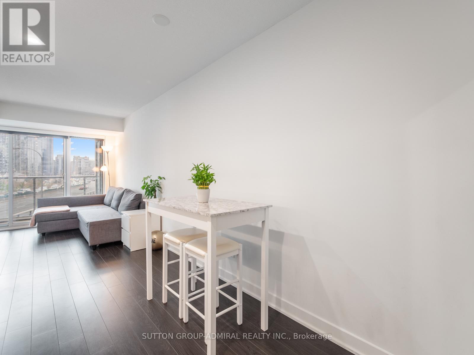 












706 - 19 BATHURST STREET

,
Toronto (Waterfront Communities),




Ontario
M5V0N2

