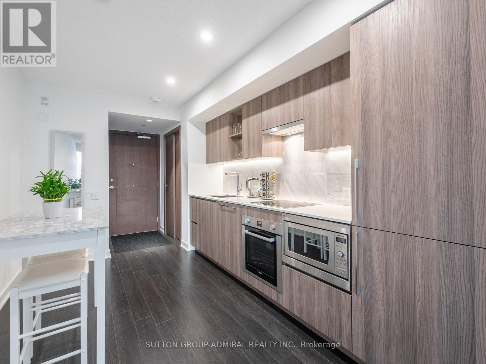 












706 - 19 BATHURST STREET

,
Toronto (Waterfront Communities),




Ontario
M5V0N2

