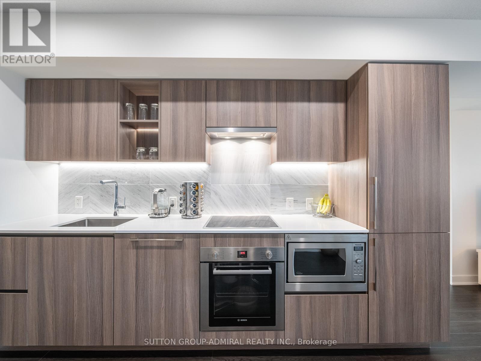 












706 - 19 BATHURST STREET

,
Toronto (Waterfront Communities),




Ontario
M5V0N2

