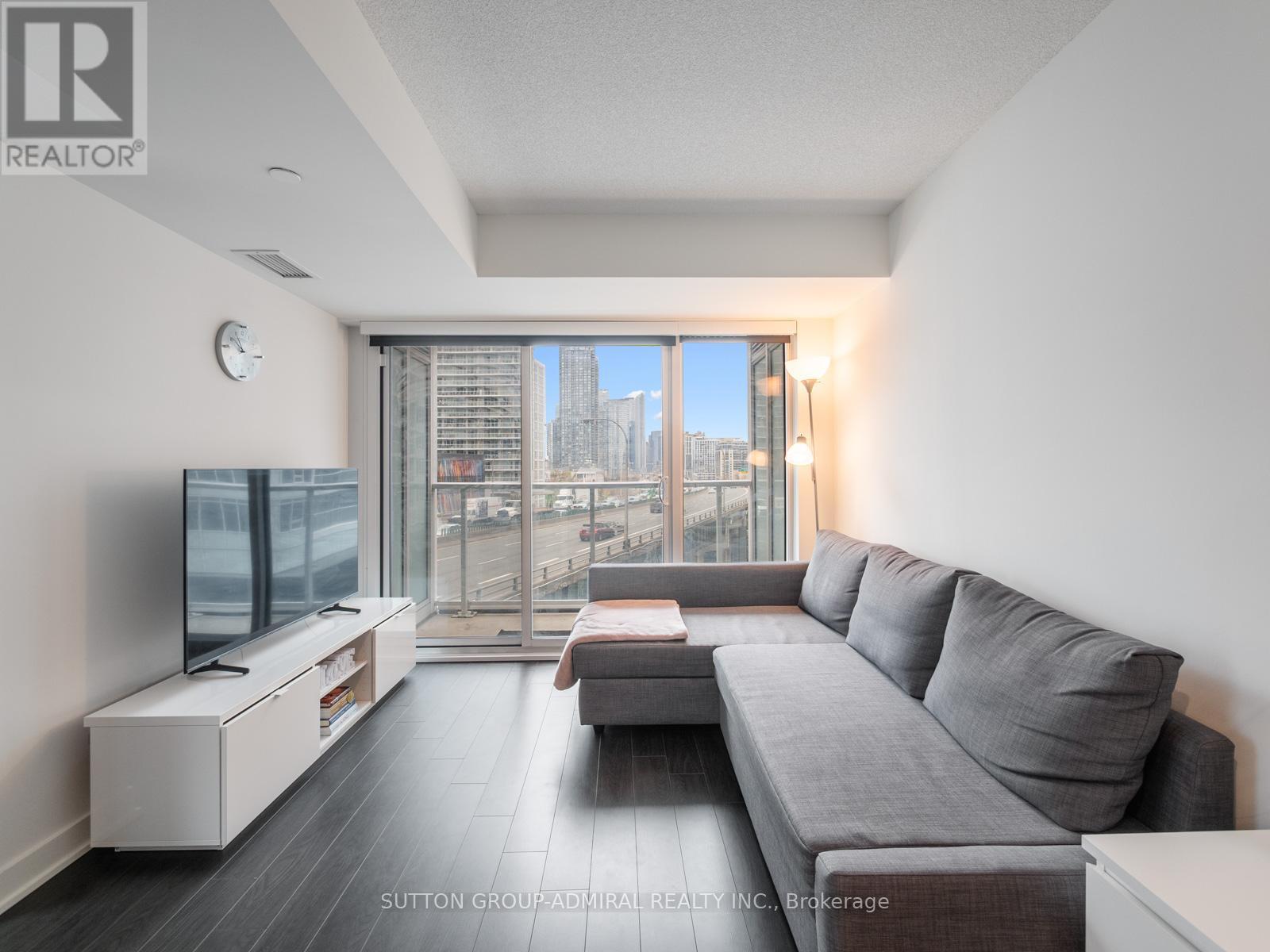 












706 - 19 BATHURST STREET

,
Toronto (Waterfront Communities),




Ontario
M5V0N2


