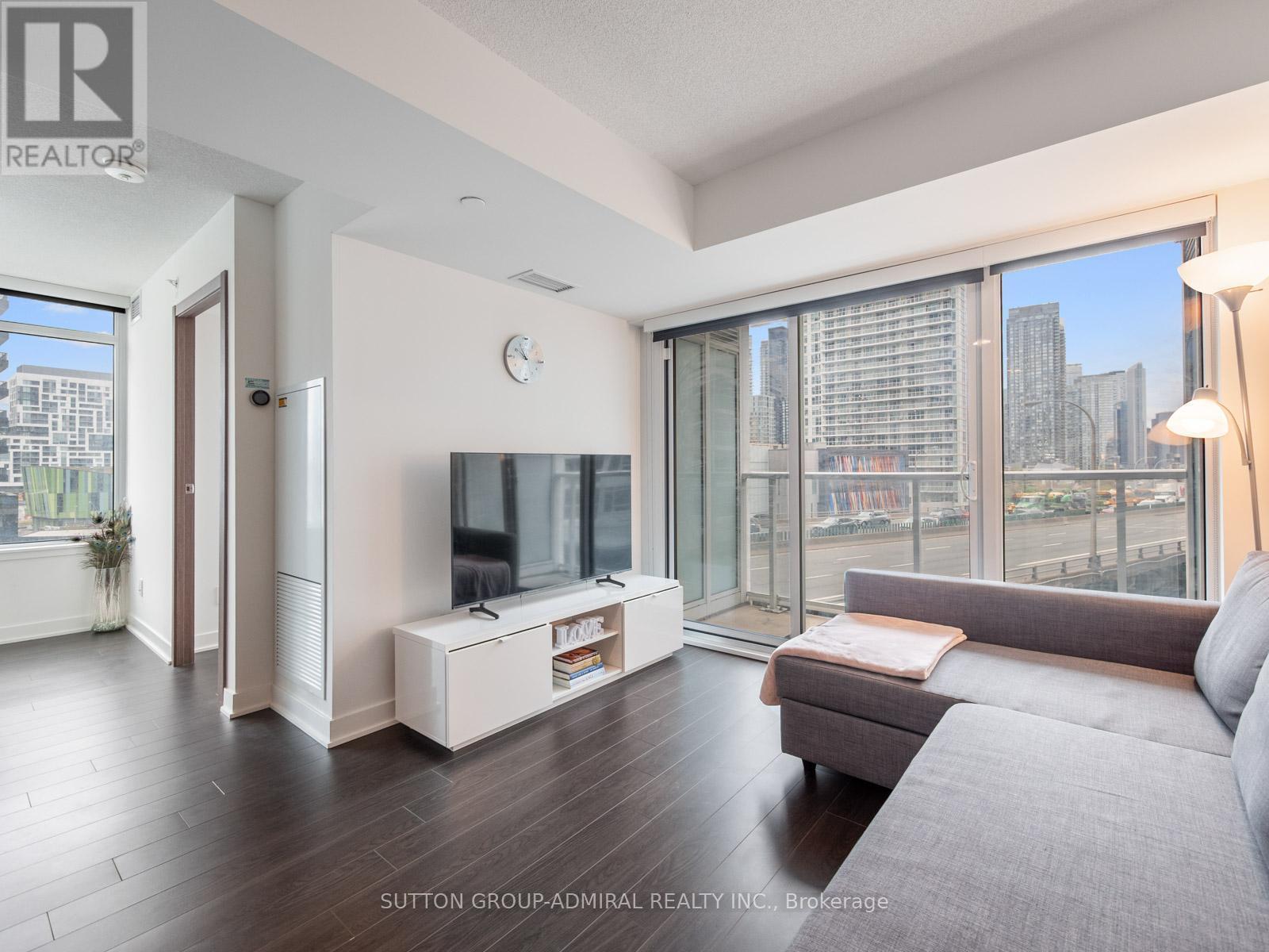 












706 - 19 BATHURST STREET

,
Toronto (Waterfront Communities),




Ontario
M5V0N2

