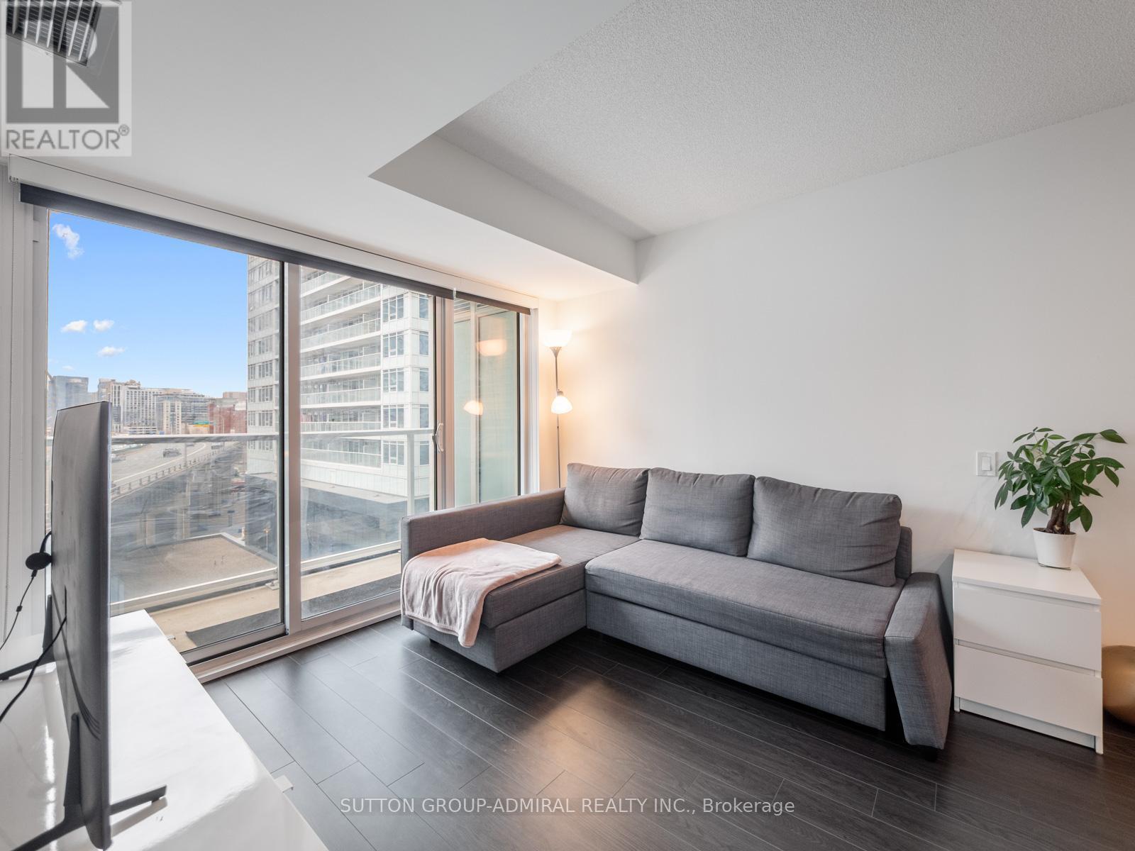 












706 - 19 BATHURST STREET

,
Toronto (Waterfront Communities),




Ontario
M5V0N2

