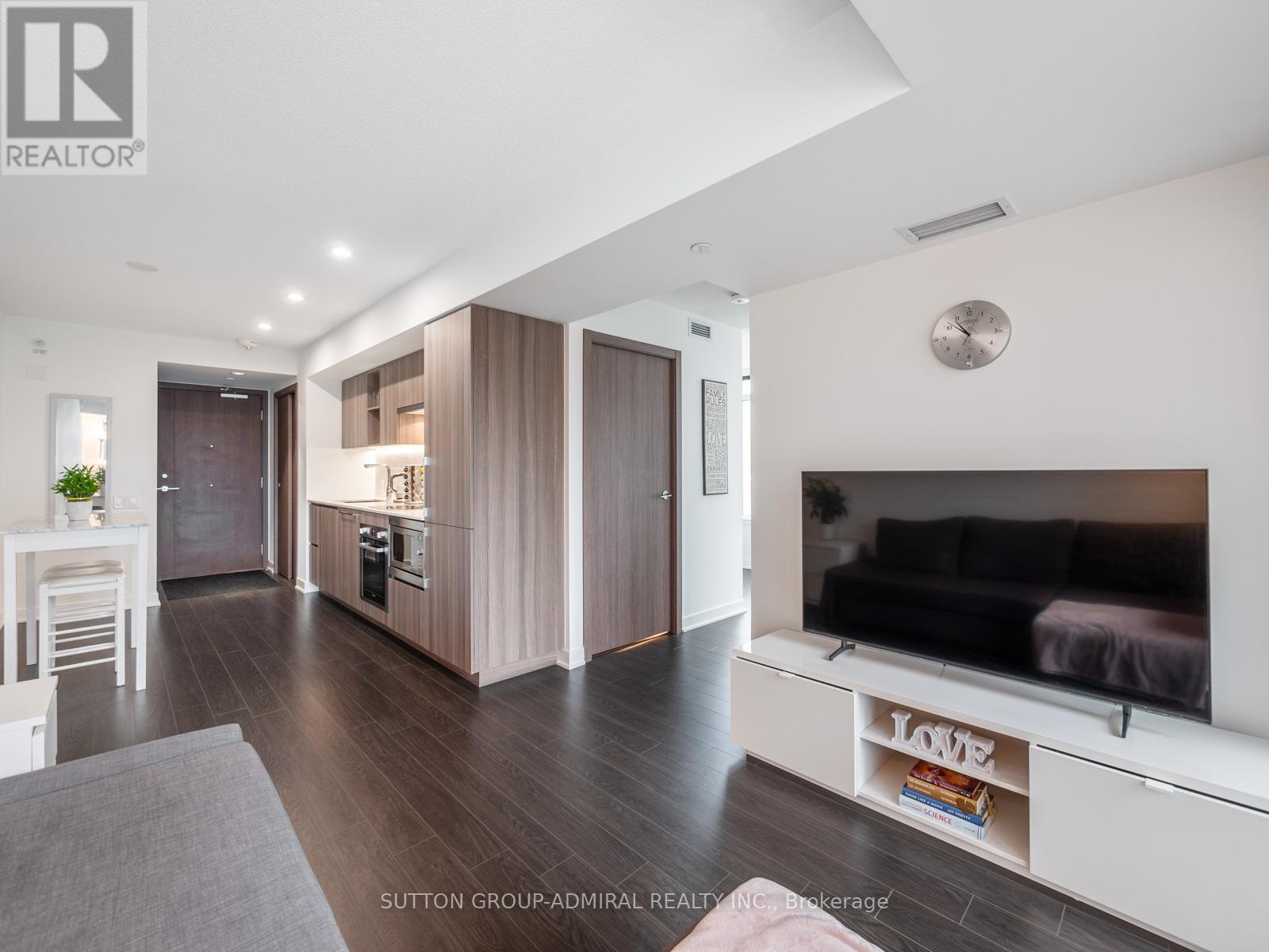 












706 - 19 BATHURST STREET

,
Toronto (Waterfront Communities),




Ontario
M5V0N2

