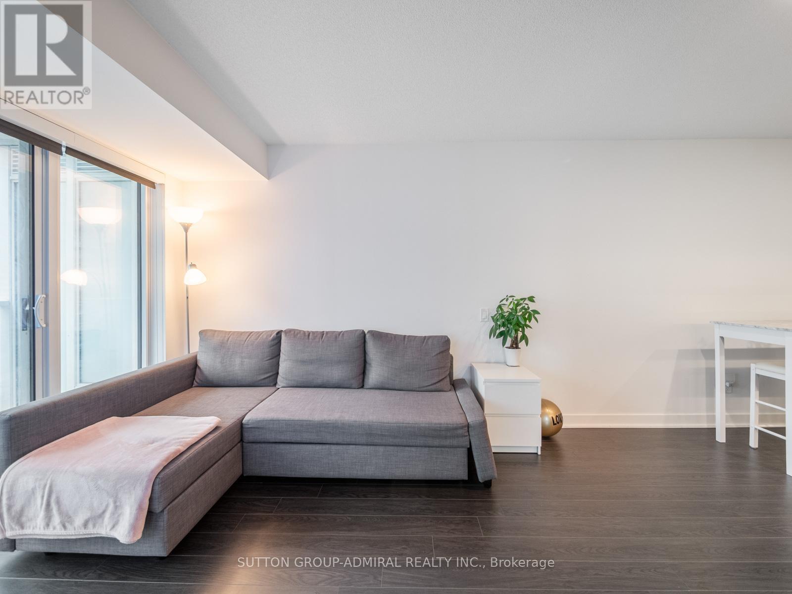 












706 - 19 BATHURST STREET

,
Toronto (Waterfront Communities),




Ontario
M5V0N2

