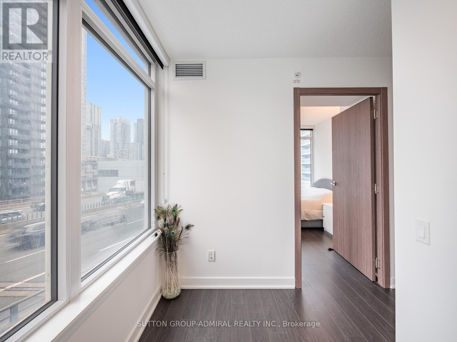 












706 - 19 BATHURST STREET

,
Toronto (Waterfront Communities),




Ontario
M5V0N2

