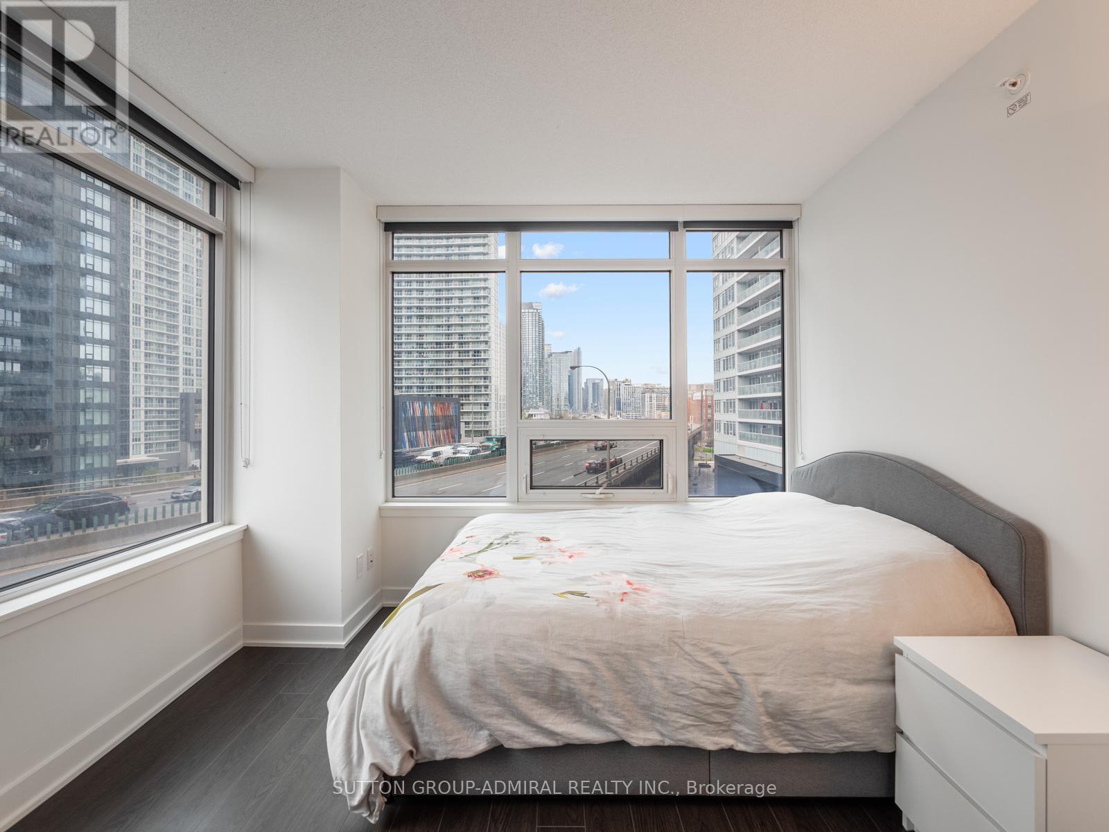 












706 - 19 BATHURST STREET

,
Toronto (Waterfront Communities),




Ontario
M5V0N2


