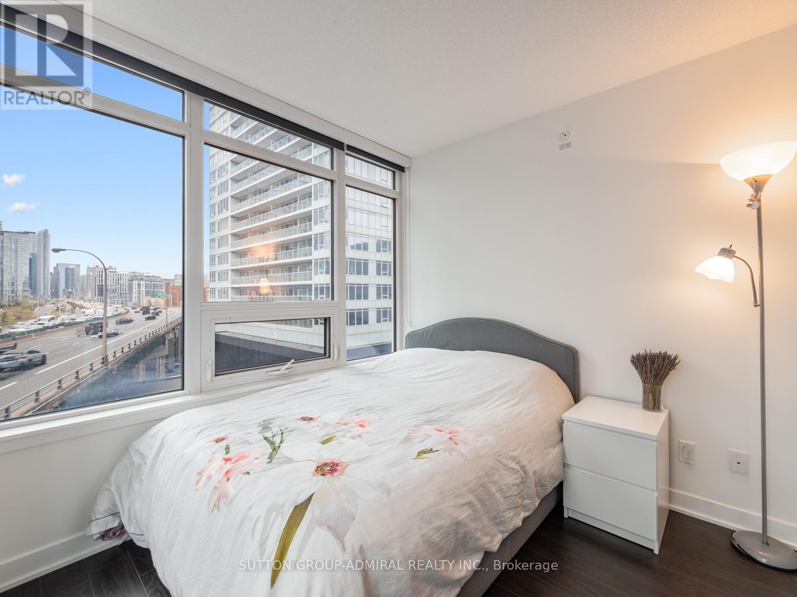 












706 - 19 BATHURST STREET

,
Toronto (Waterfront Communities),




Ontario
M5V0N2

