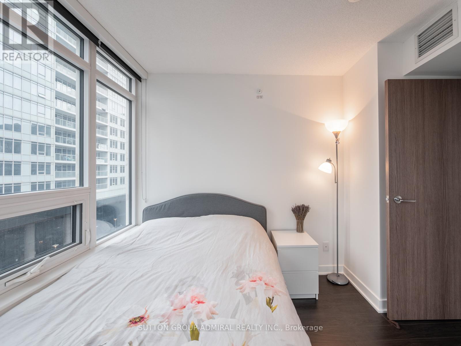 












706 - 19 BATHURST STREET

,
Toronto (Waterfront Communities),




Ontario
M5V0N2

