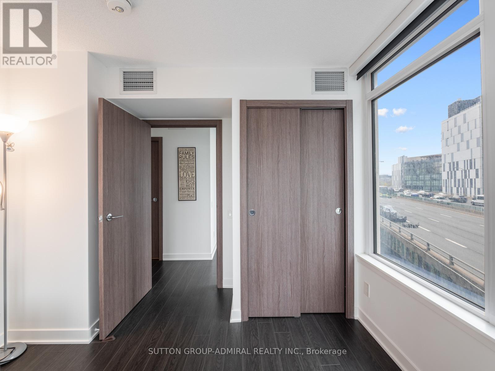 












706 - 19 BATHURST STREET

,
Toronto (Waterfront Communities),




Ontario
M5V0N2

