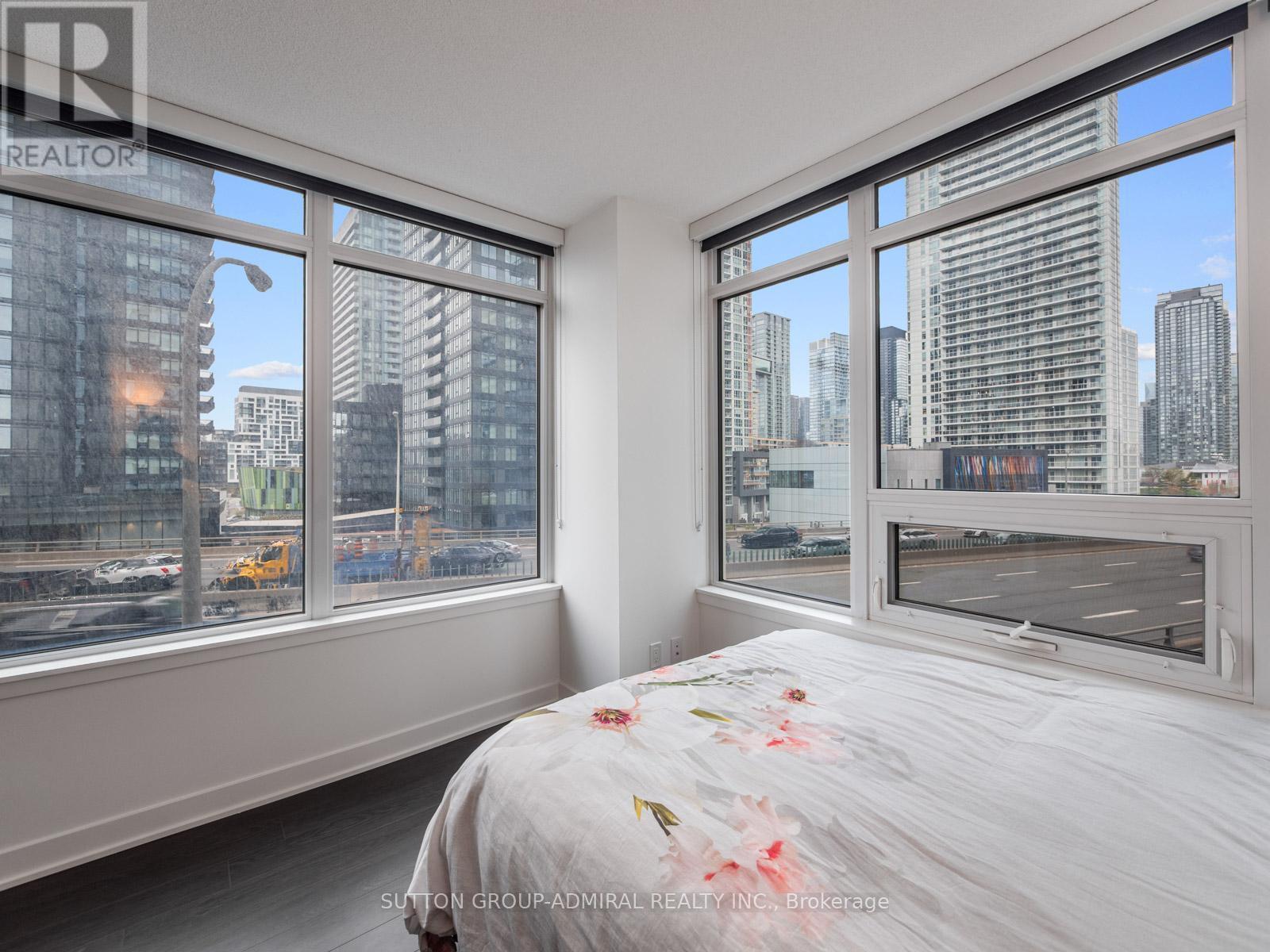 












706 - 19 BATHURST STREET

,
Toronto (Waterfront Communities),




Ontario
M5V0N2

