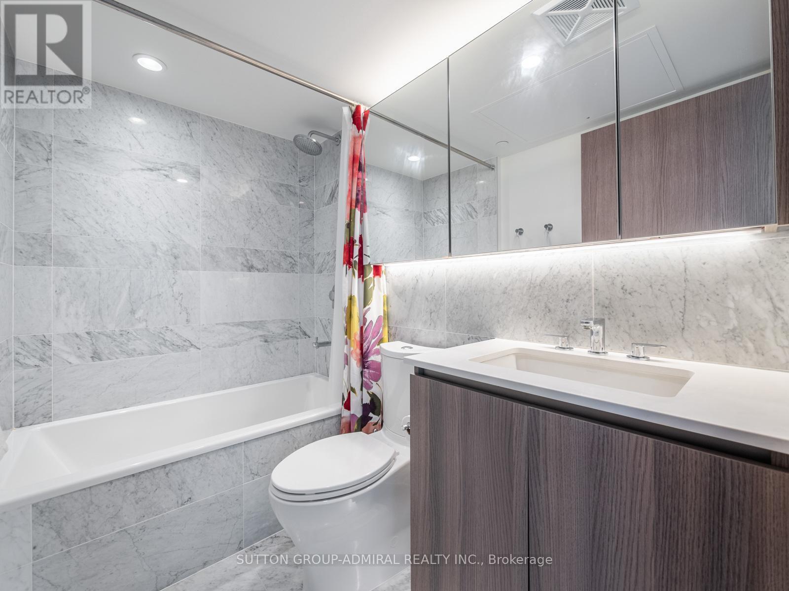 












706 - 19 BATHURST STREET

,
Toronto (Waterfront Communities),




Ontario
M5V0N2

