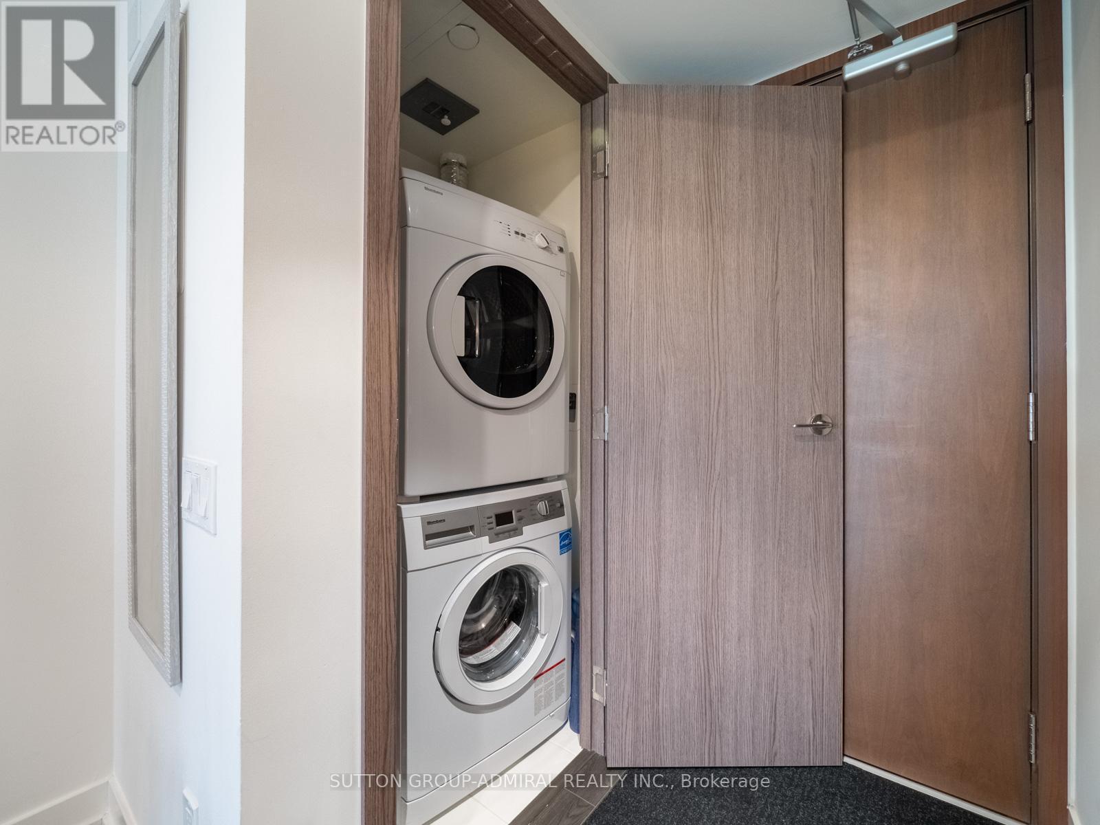 












706 - 19 BATHURST STREET

,
Toronto (Waterfront Communities),




Ontario
M5V0N2

