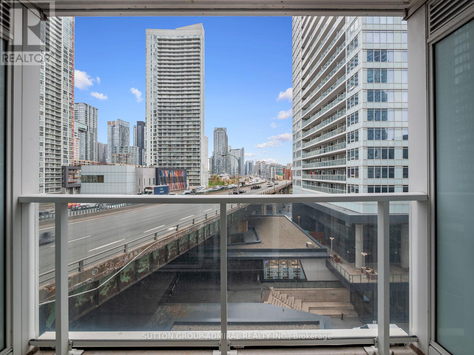 












706 - 19 BATHURST STREET

,
Toronto (Waterfront Communities),




Ontario
M5V0N2

