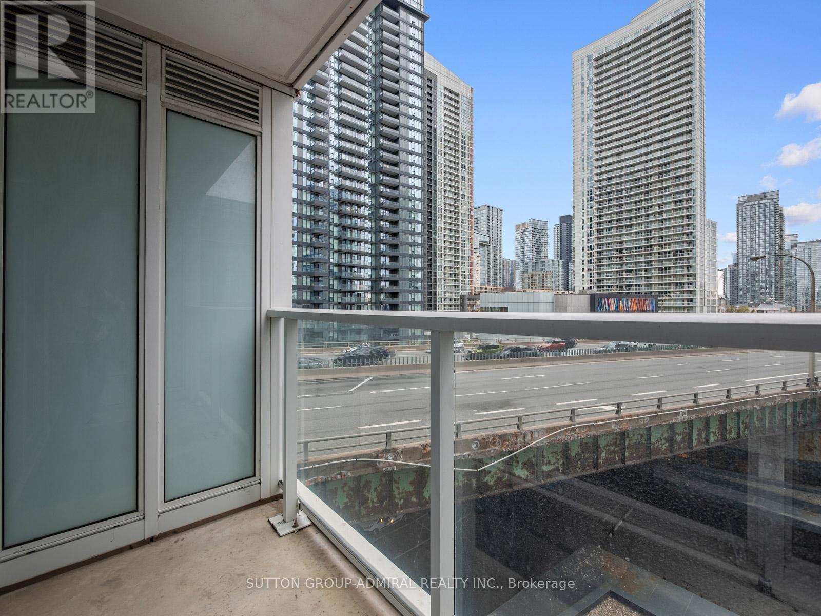 












706 - 19 BATHURST STREET

,
Toronto (Waterfront Communities),




Ontario
M5V0N2

