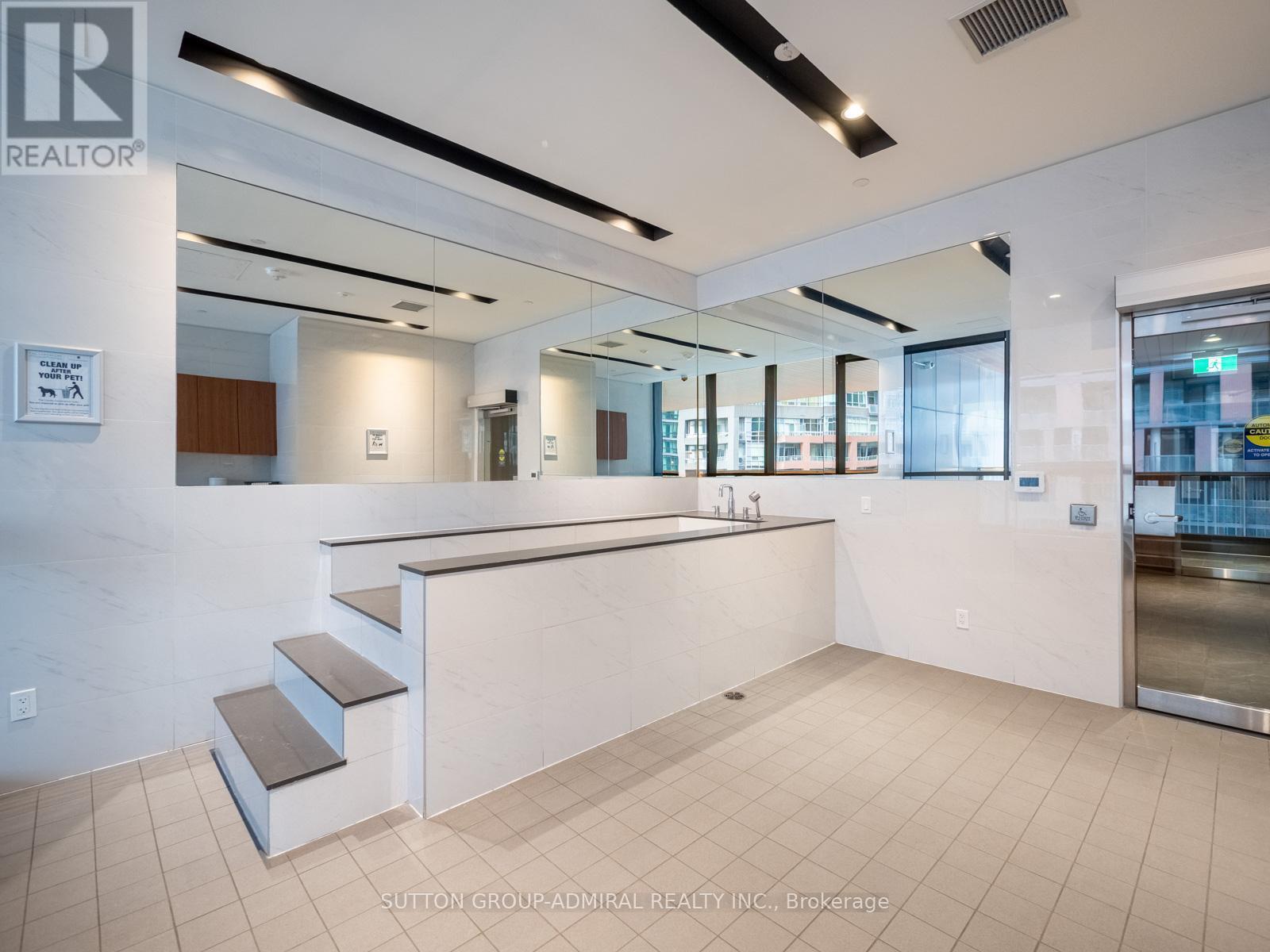 












706 - 19 BATHURST STREET

,
Toronto (Waterfront Communities),




Ontario
M5V0N2

