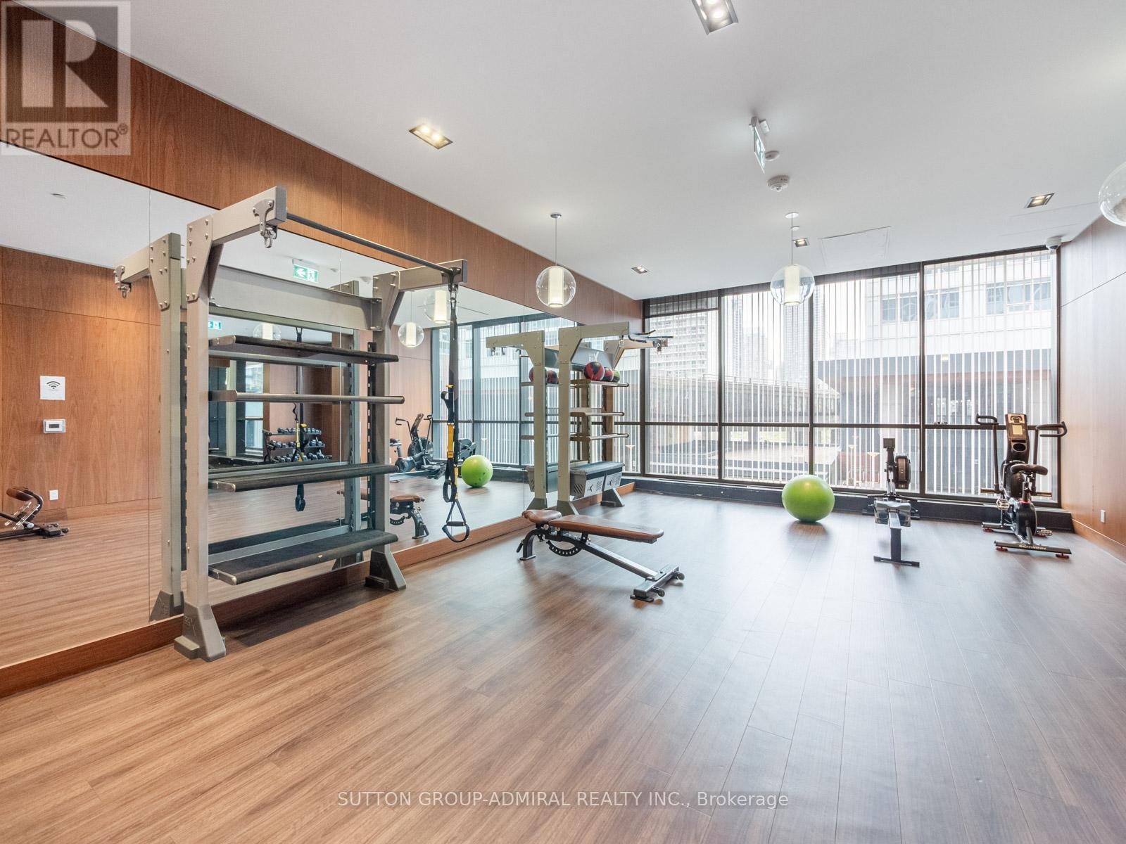 












706 - 19 BATHURST STREET

,
Toronto (Waterfront Communities),




Ontario
M5V0N2

