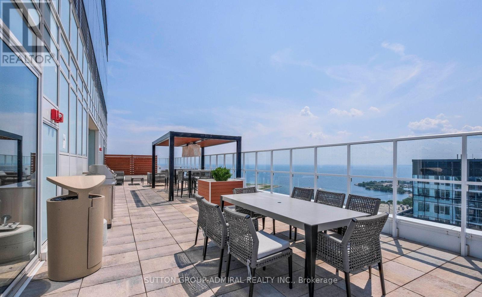 












706 - 19 BATHURST STREET

,
Toronto (Waterfront Communities),




Ontario
M5V0N2

