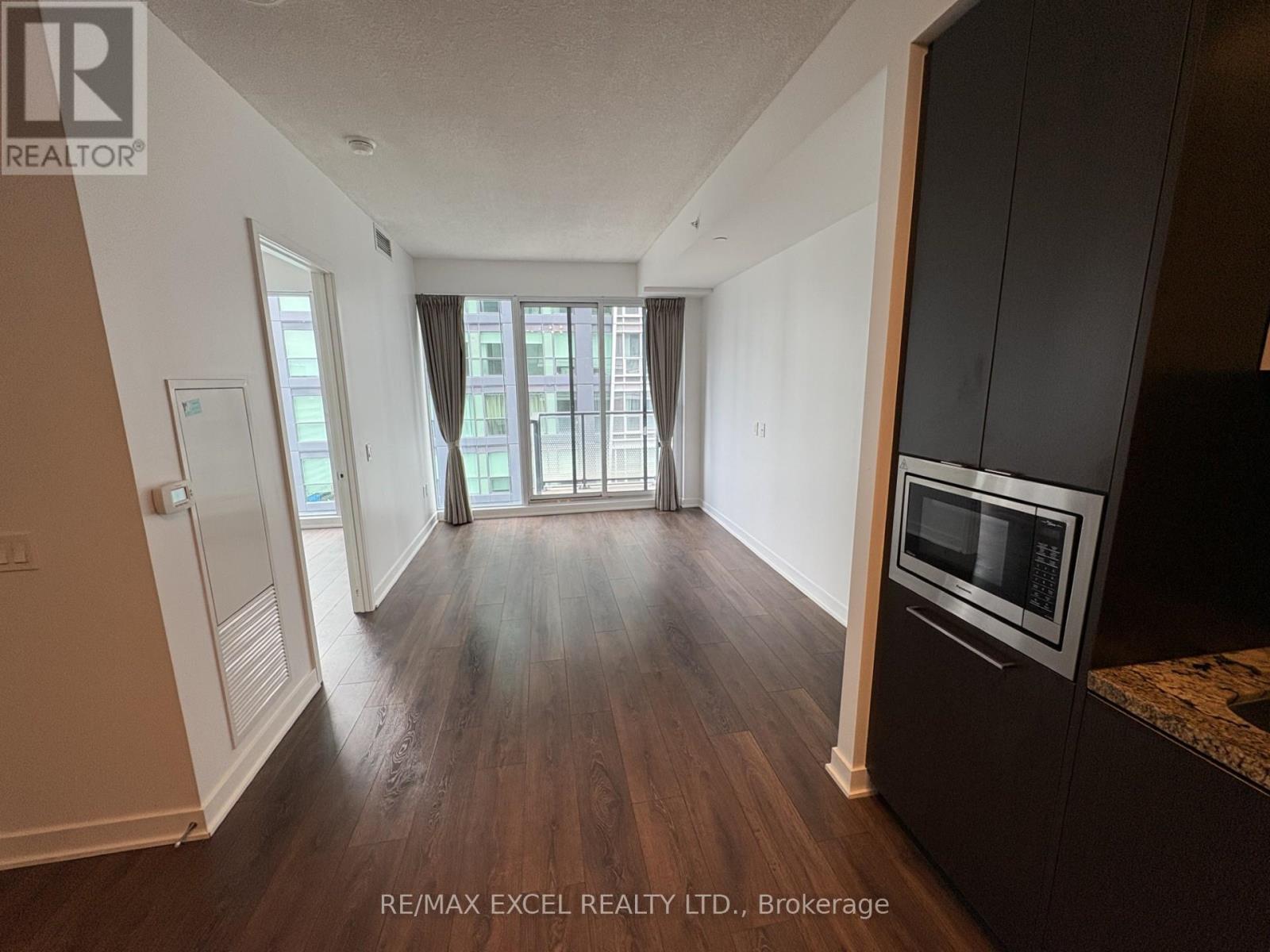 












4009 - 125 BLUE JAYS WAY

,
Toronto (Waterfront Communities),




Ontario
M5V0C4

