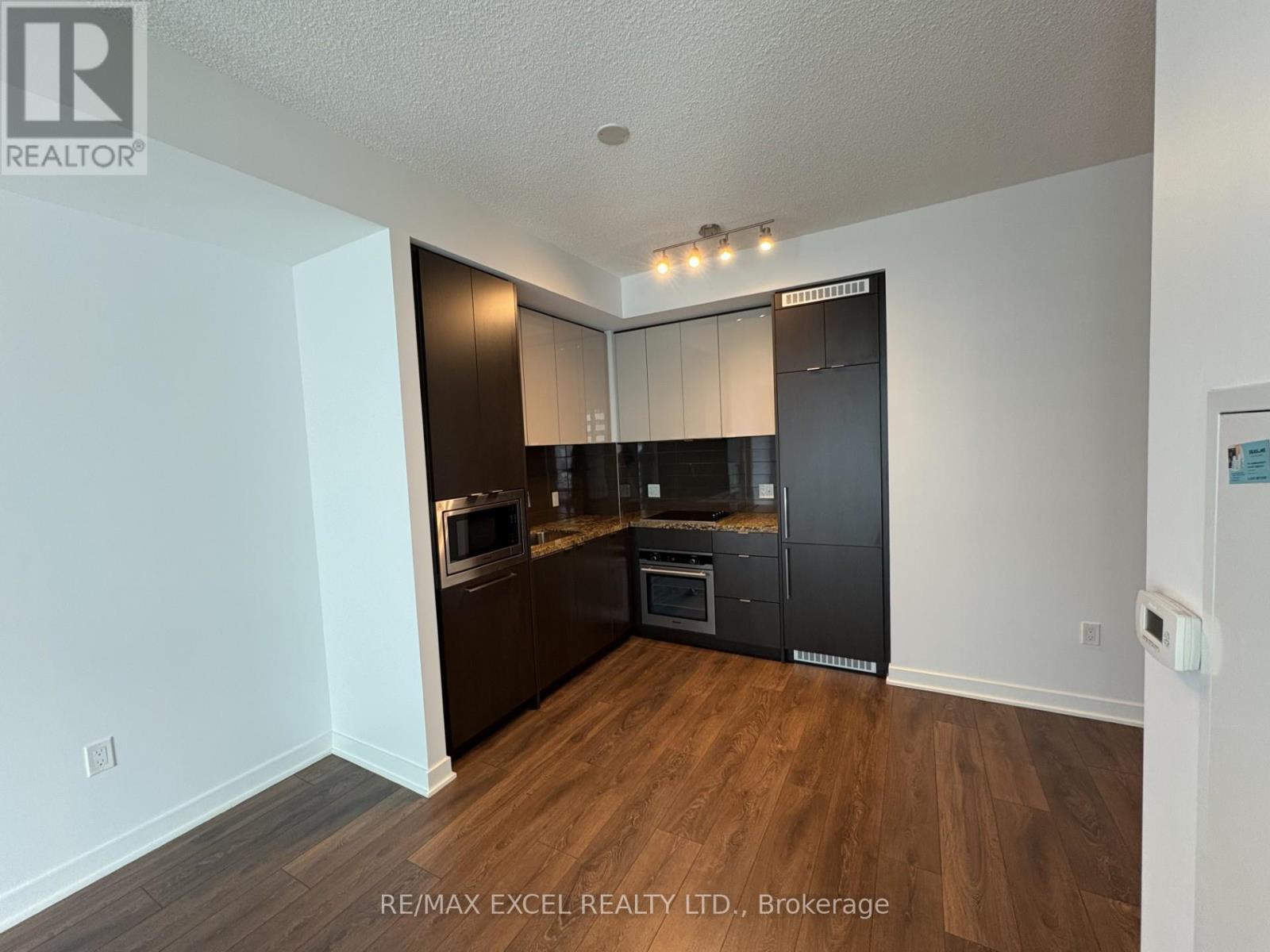 












4009 - 125 BLUE JAYS WAY

,
Toronto (Waterfront Communities),




Ontario
M5V0C4

