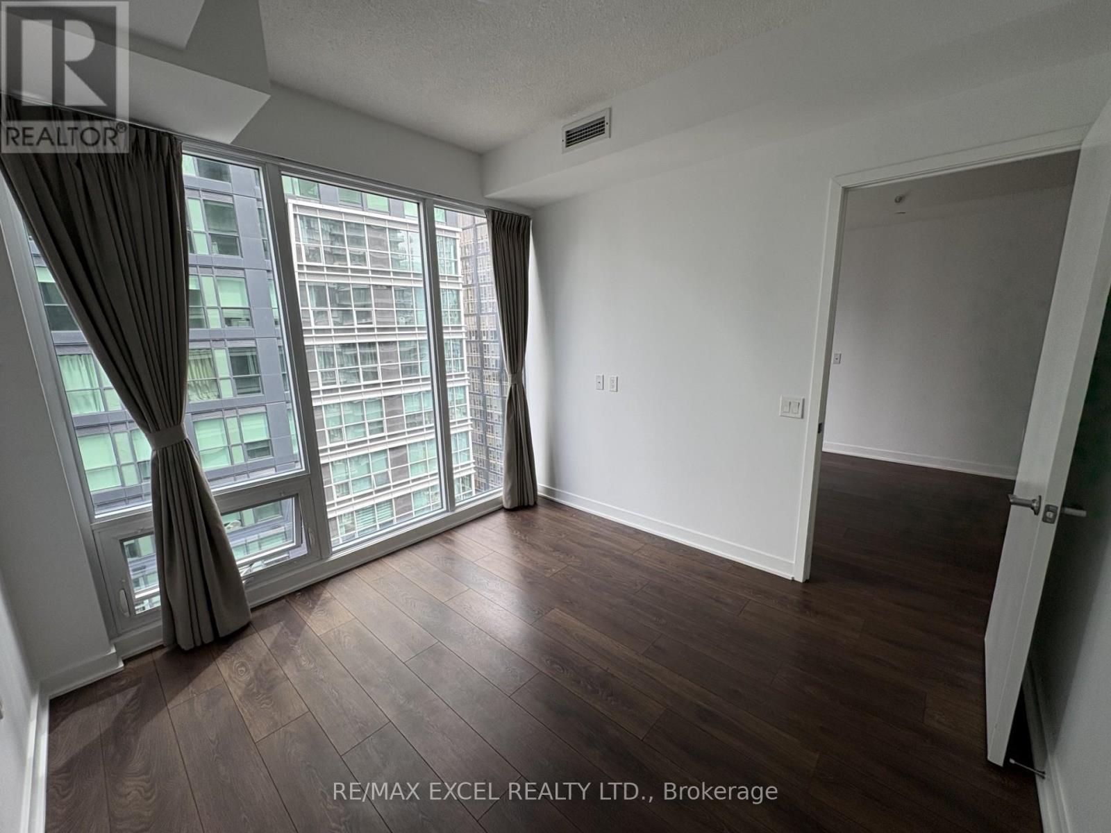 












4009 - 125 BLUE JAYS WAY

,
Toronto (Waterfront Communities),




Ontario
M5V0C4

