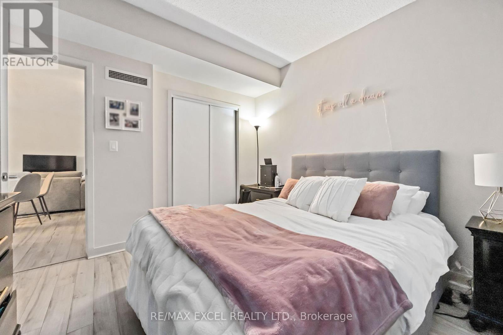 












2603 - 35 MARINER TERRACE

,
Toronto (Waterfront Communities),




Ontario
M5V3V9

