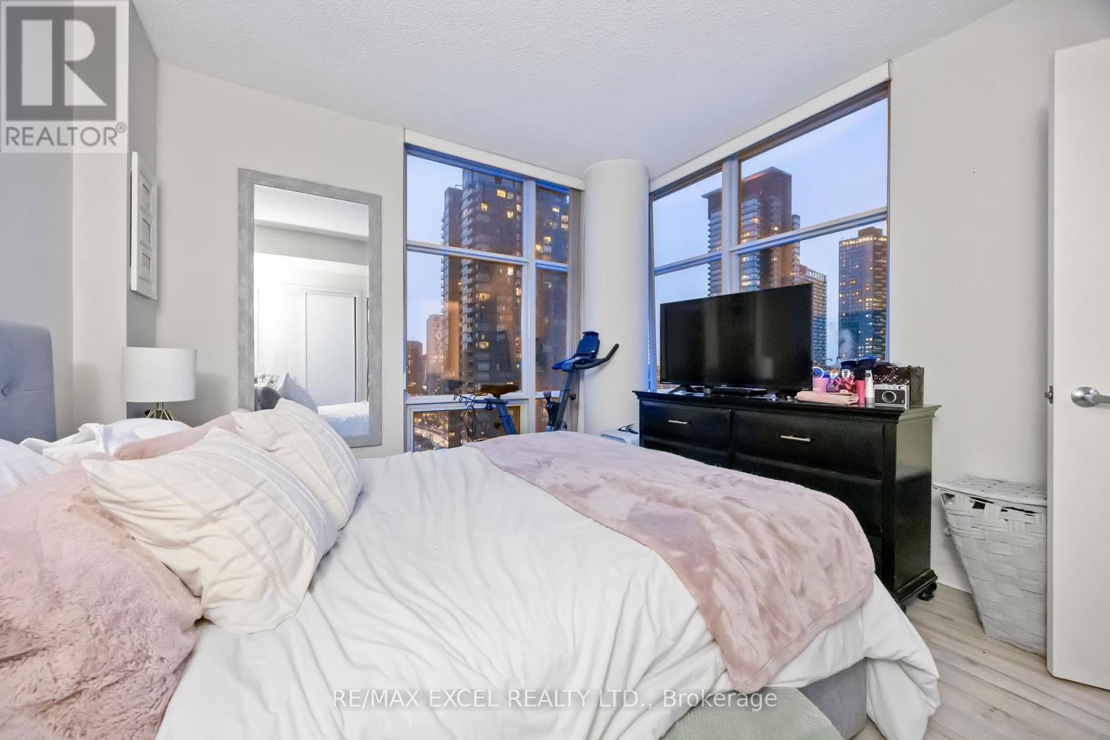 












2603 - 35 MARINER TERRACE

,
Toronto (Waterfront Communities),




Ontario
M5V3V9

