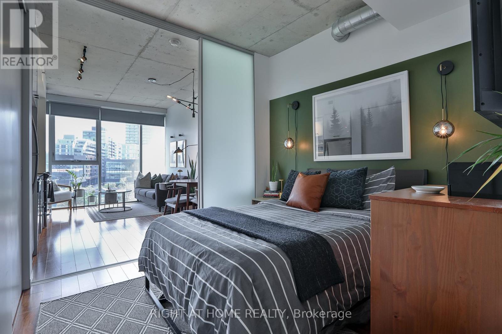 












503 - 32 TROLLEY CRESCENT

,
Toronto (Waterfront Communities),




Ontario
M5A0E8

