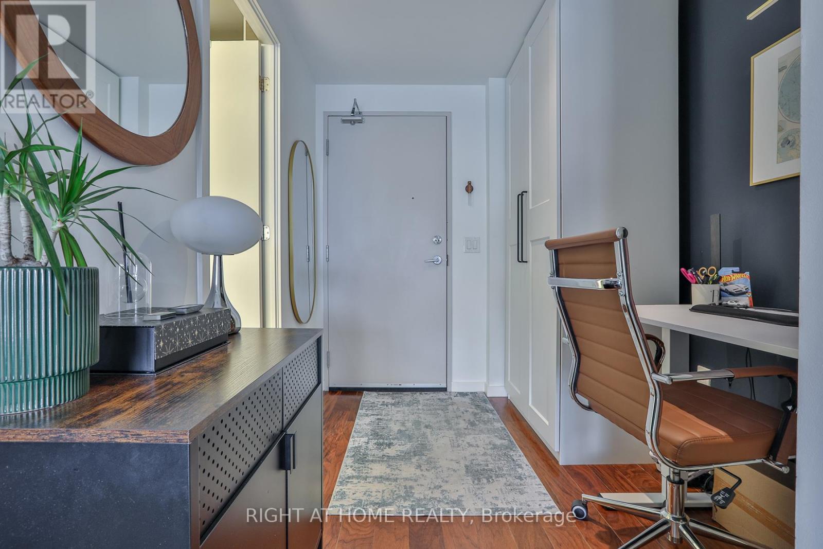 












503 - 32 TROLLEY CRESCENT

,
Toronto (Waterfront Communities),




Ontario
M5A0E8

