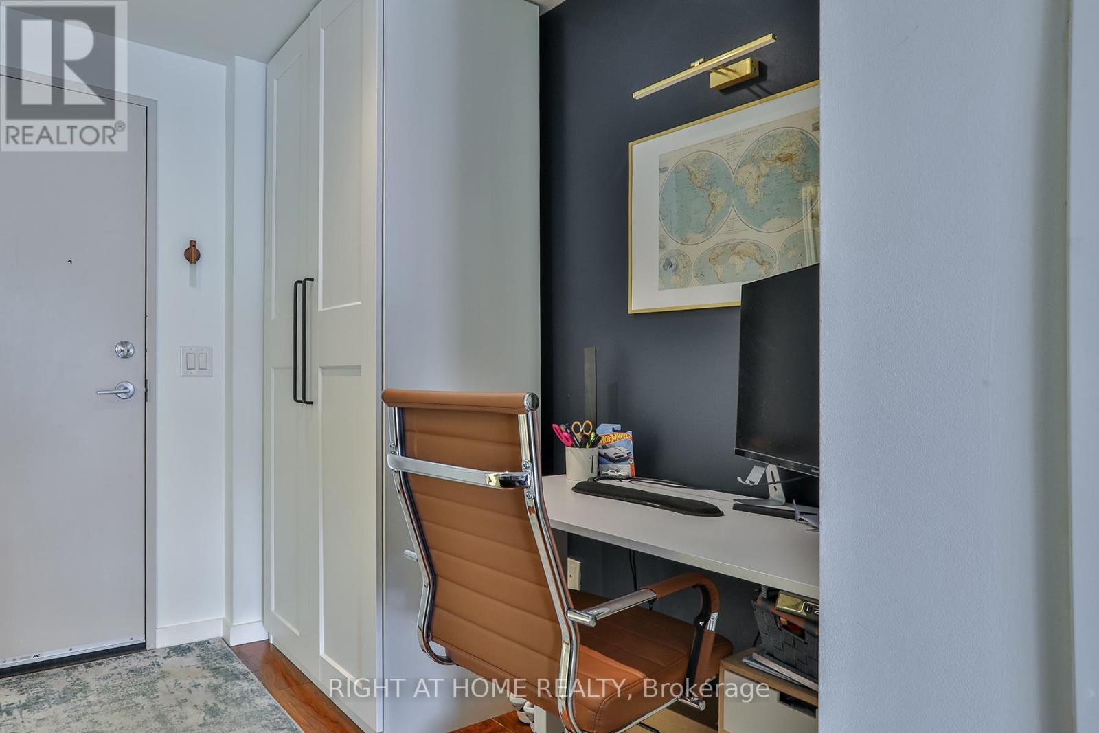 












503 - 32 TROLLEY CRESCENT

,
Toronto (Waterfront Communities),




Ontario
M5A0E8

