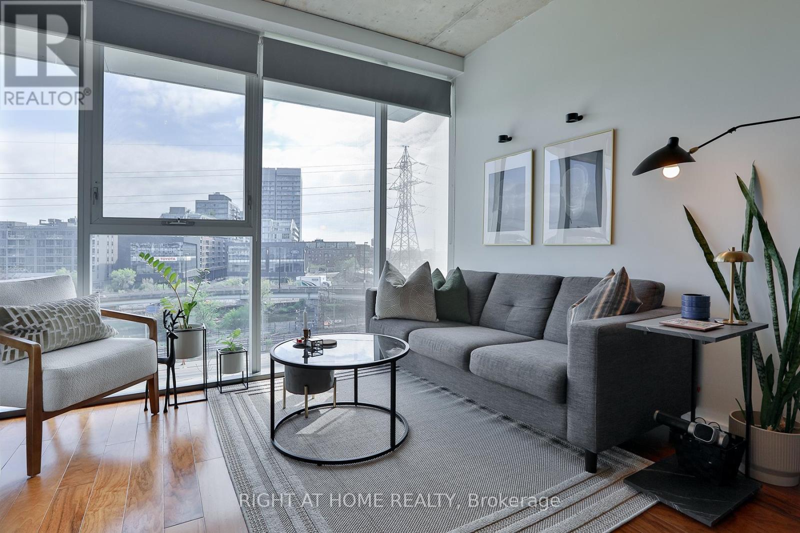 












503 - 32 TROLLEY CRESCENT

,
Toronto (Waterfront Communities),




Ontario
M5A0E8


