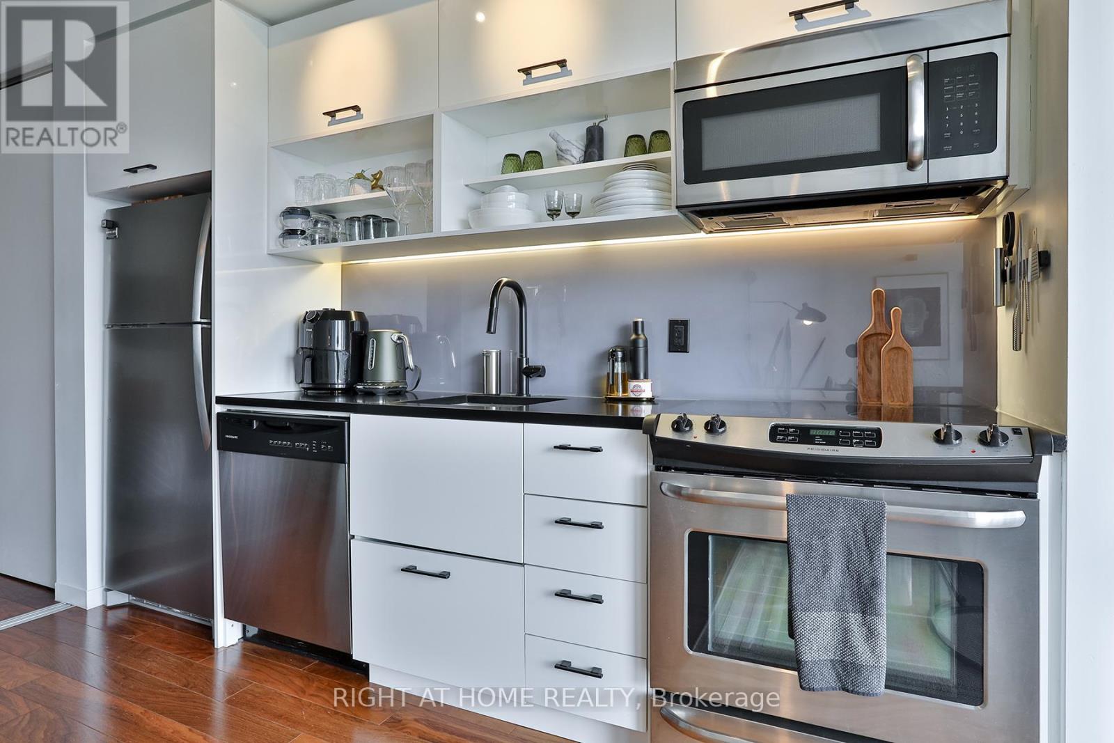 












503 - 32 TROLLEY CRESCENT

,
Toronto (Waterfront Communities),




Ontario
M5A0E8

