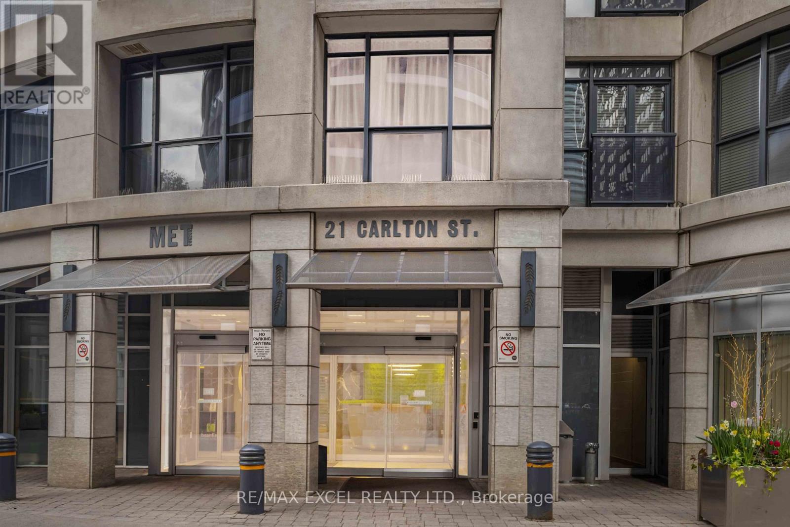 












404 - 21 CARLTON STREET

,
Toronto (Church-Yonge Corridor),




Ontario
M5B1L3

