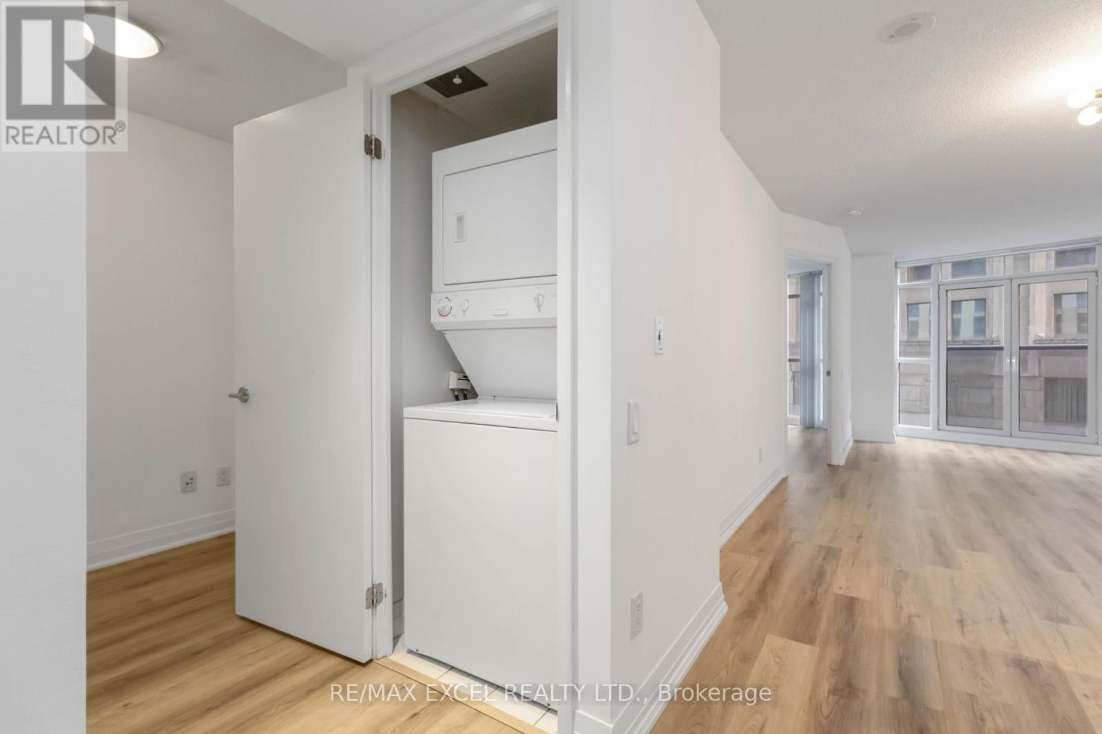 












404 - 21 CARLTON STREET

,
Toronto (Church-Yonge Corridor),




Ontario
M5B1L3

